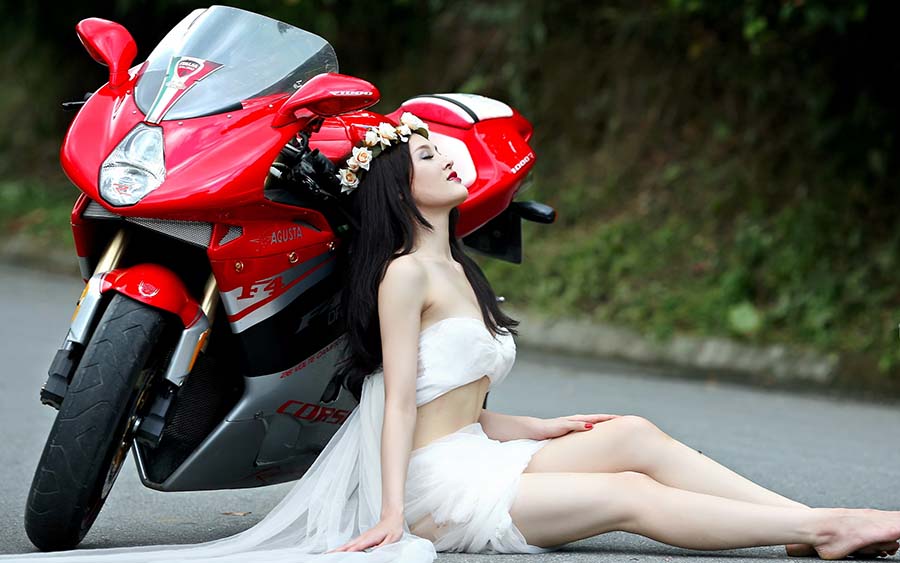 Beautiful girls and motorcycles in Kaohsiung
